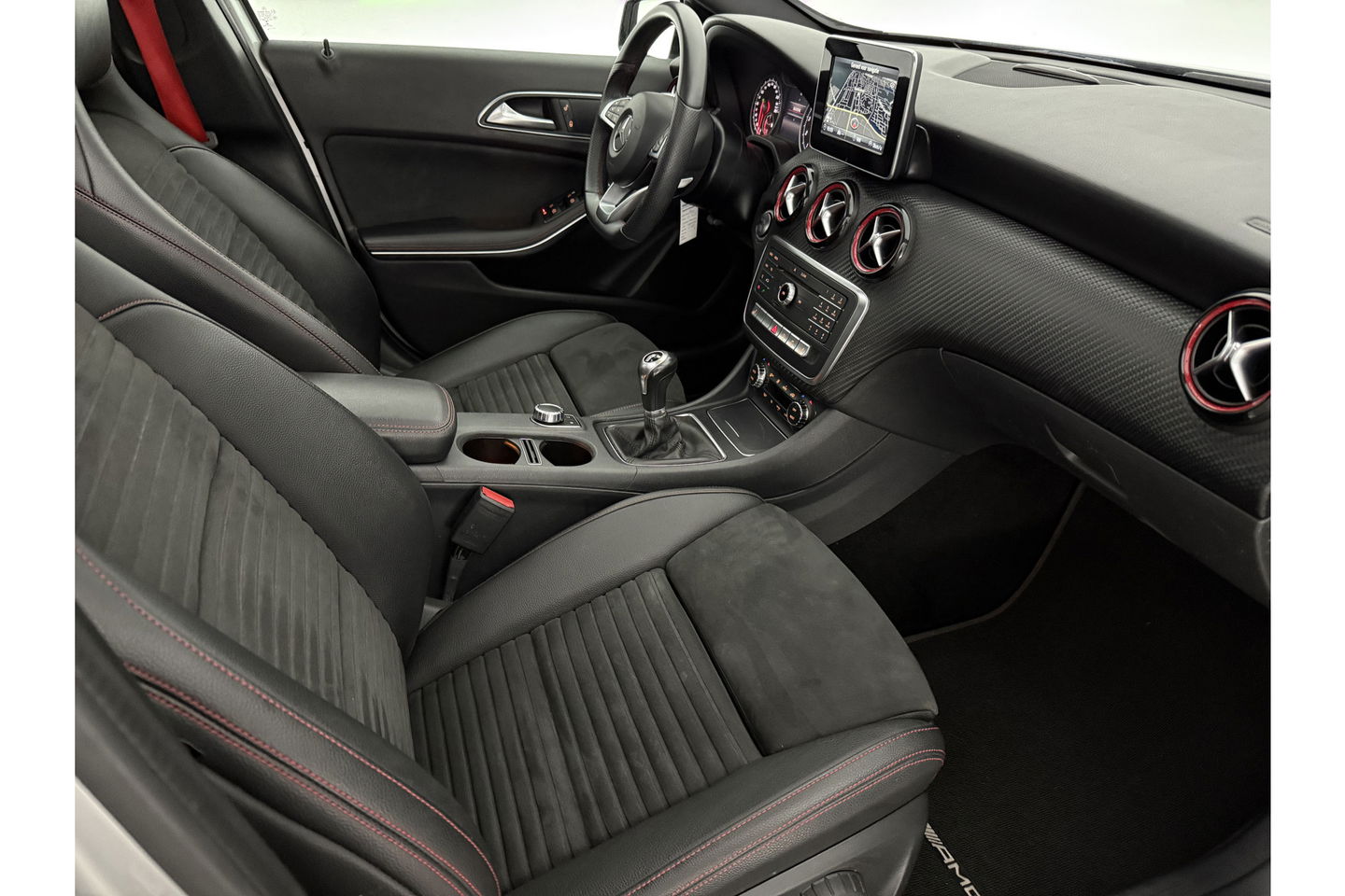 Mercedes-Benz A-Klasse 180 AMG | harman/kardon | Pano Camera LED Clima Cruise Parkeersensoren 18"LMV