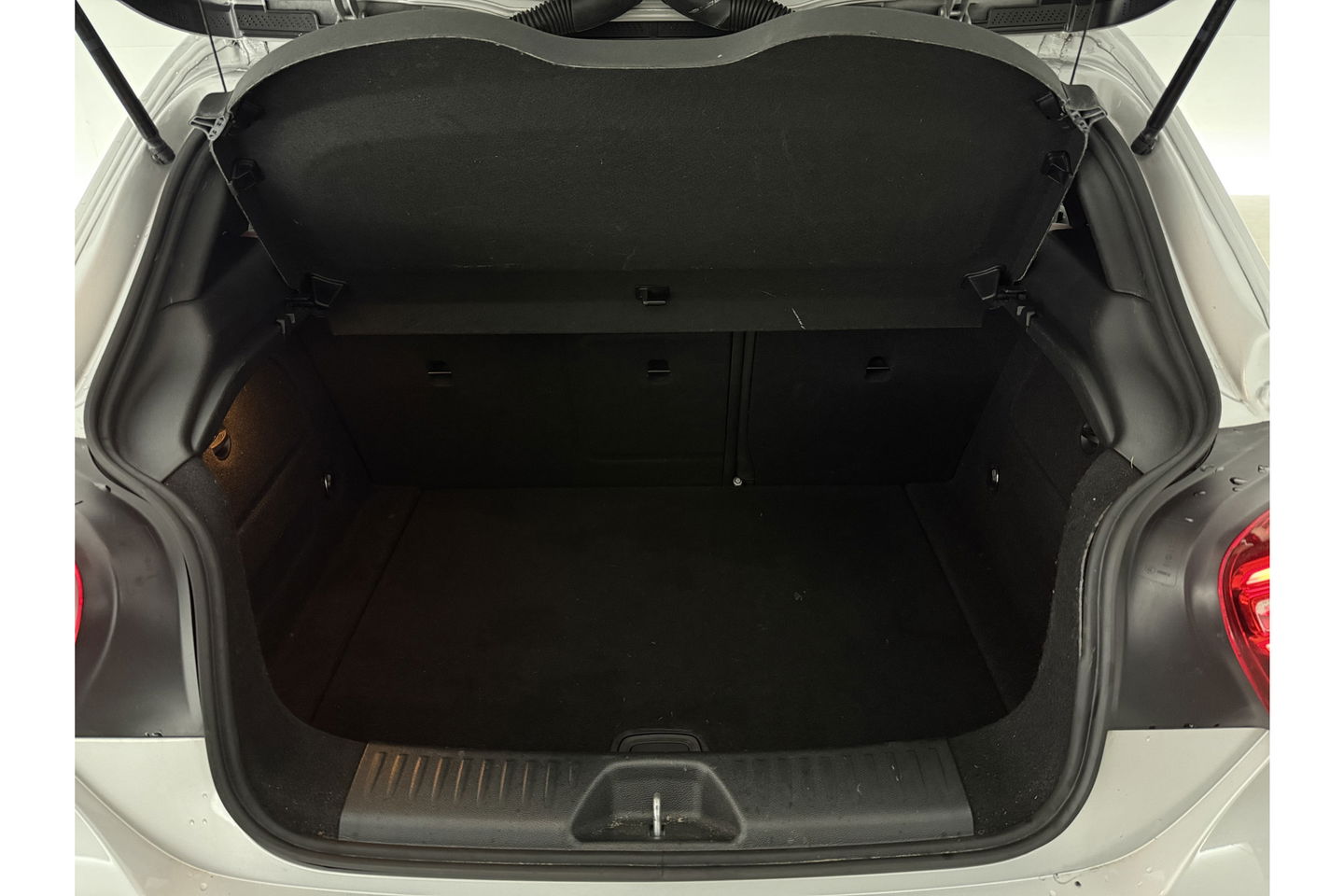 Mercedes-Benz A-Klasse 180 AMG | harman/kardon | Pano Camera LED Clima Cruise Parkeersensoren 18"LMV