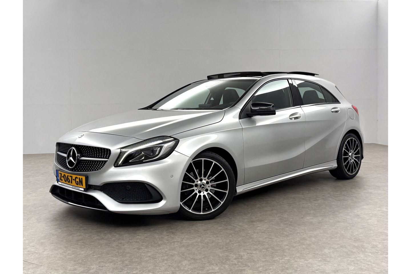 Mercedes-Benz A-Klasse 180 AMG | harman/kardon | Pano Camera LED Clima Cruise Parkeersensoren 18"LMV