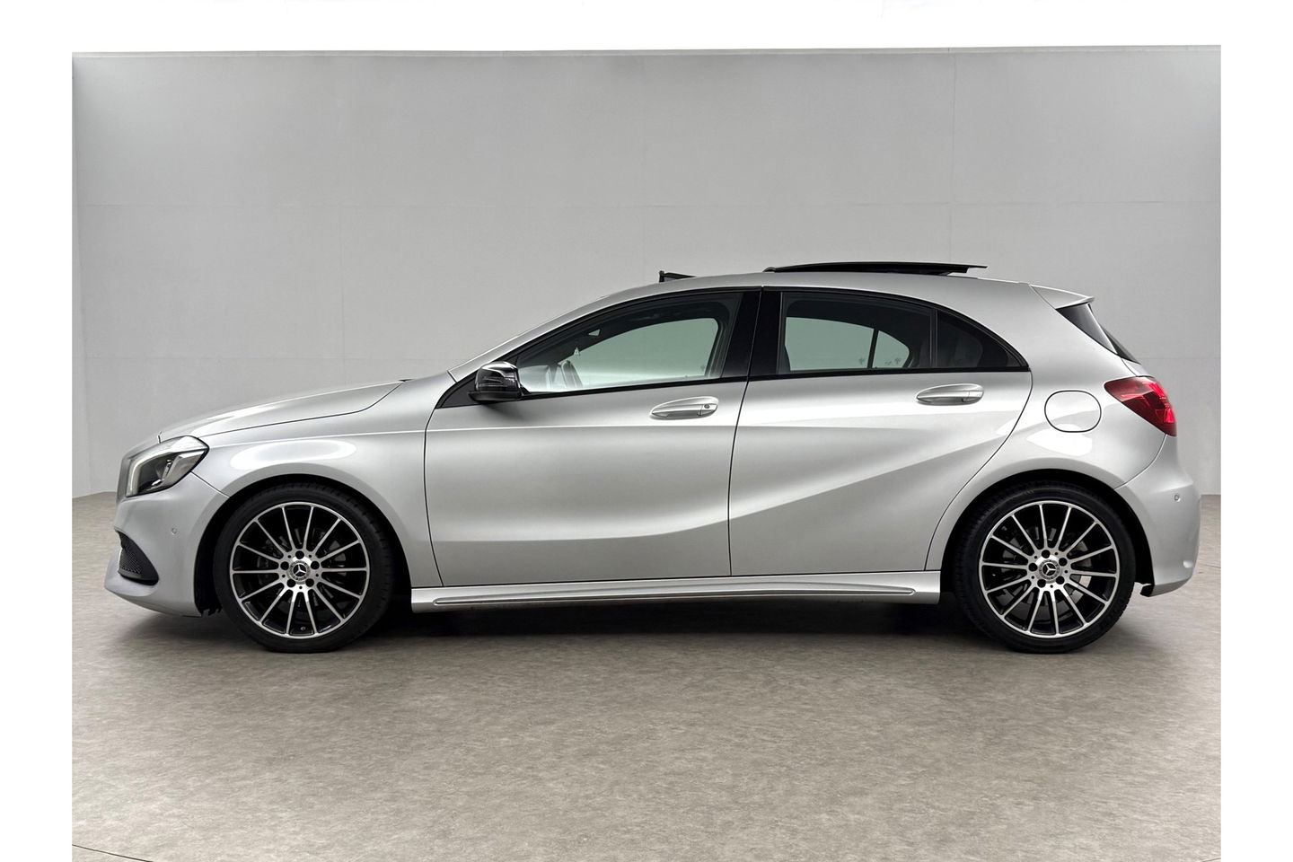 Mercedes-Benz A-Klasse 180 AMG | harman/kardon | Pano Camera LED Clima Cruise Parkeersensoren 18"LMV