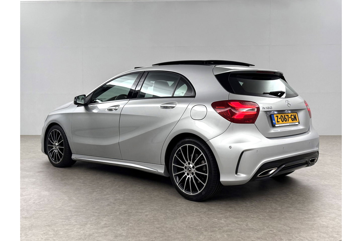 Mercedes-Benz A-Klasse 180 AMG | harman/kardon | Pano Camera LED Clima Cruise Parkeersensoren 18"LMV