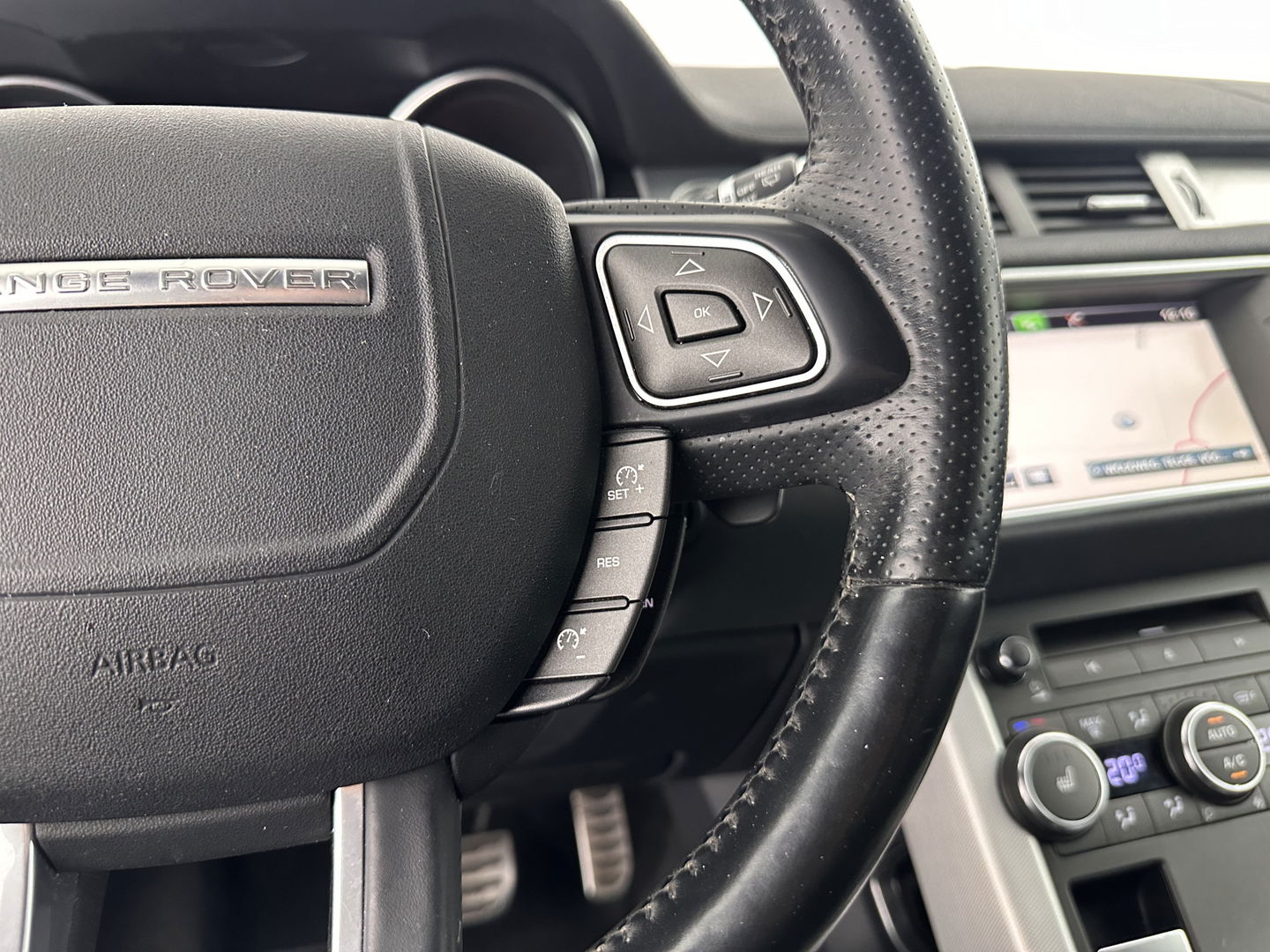 Land Rover Range Rover Evoque 2.2 TD4 4WD Prestige Aut. *LUXURY-LEATHER | BI-XENON | MERIDIAN-AUDIO | MEMORY-PACK | NAVI-FULLMAP | HEATED-SPORTSEATS | ECC | CAMERA | KEYLESS | SHIFT-PADDLES | PDC | CRUISE | TOWBAR | 20''ALU*