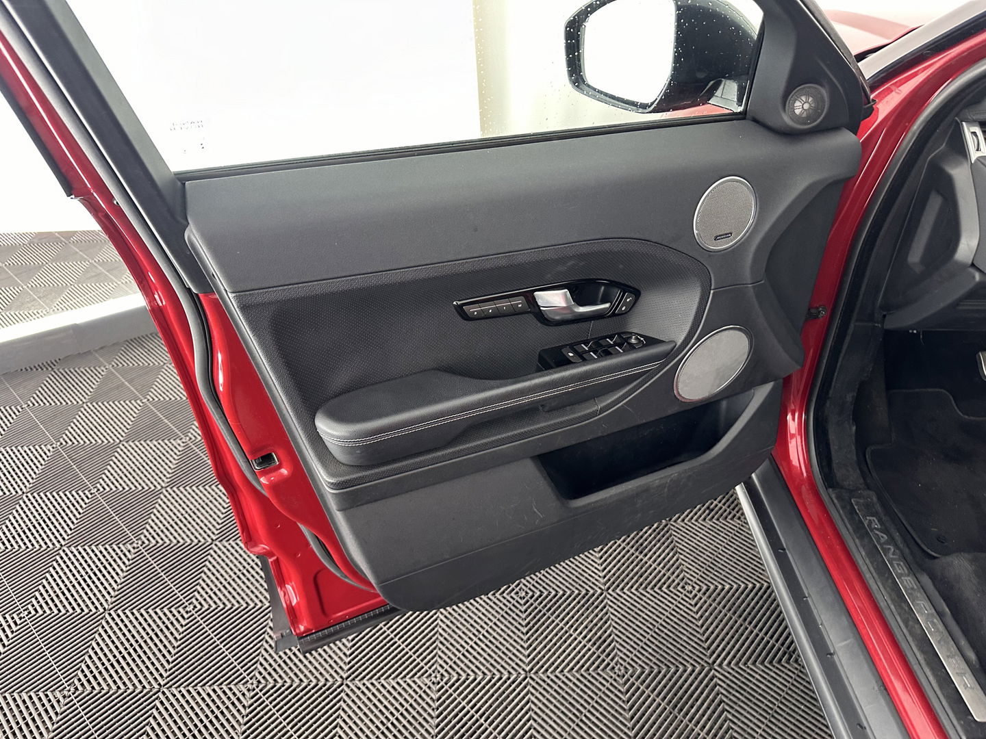 Land Rover Range Rover Evoque 2.2 TD4 4WD Prestige Aut. *LUXURY-LEATHER | BI-XENON | MERIDIAN-AUDIO | MEMORY-PACK | NAVI-FULLMAP | HEATED-SPORTSEATS | ECC | CAMERA | KEYLESS | SHIFT-PADDLES | PDC | CRUISE | TOWBAR | 20''ALU*