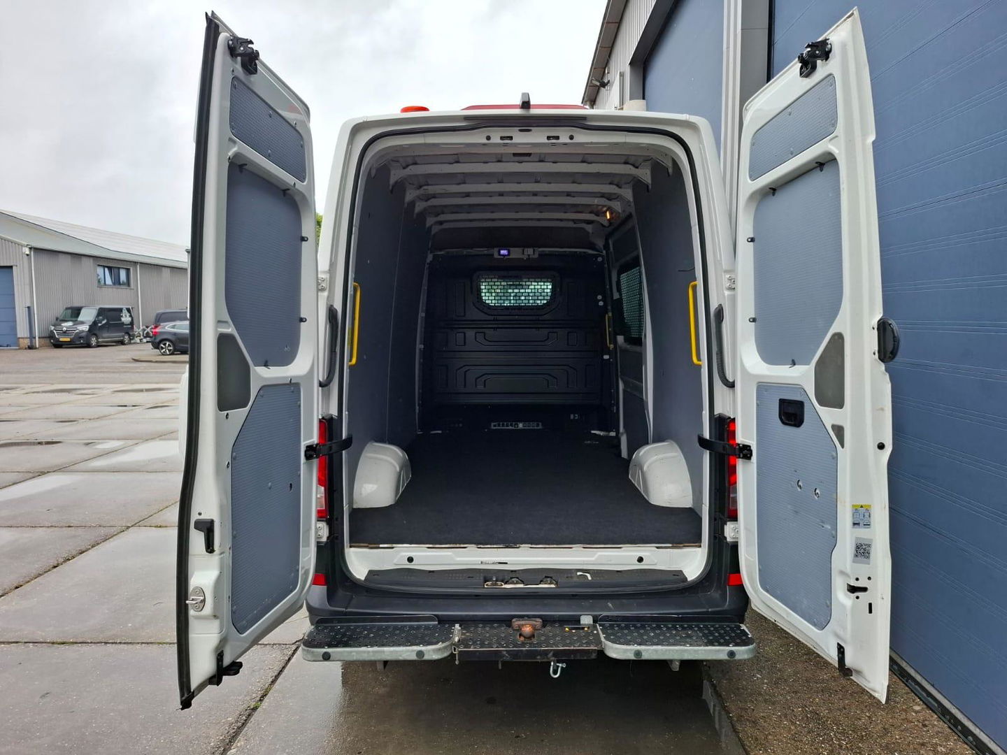 Volkswagen Crafter 35 2.0 TDI L3H3 Trendline AIRCO / CRUISE CONTROLE / CAMERA / EURO 6 / L2H2