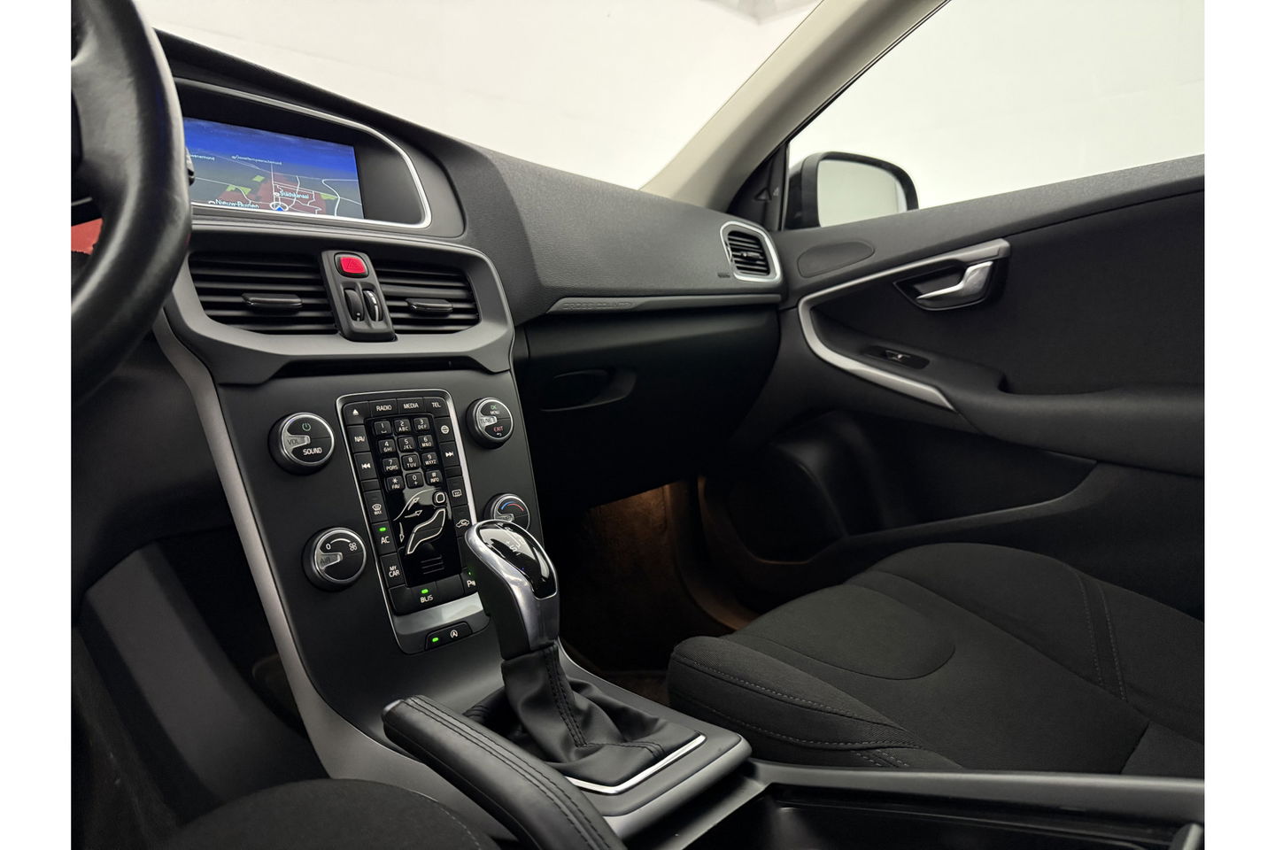 Volvo V40 1.6 T4 Cross Country 180PK Airco Cruise Navigatie Parkeersensoren 16"LMV