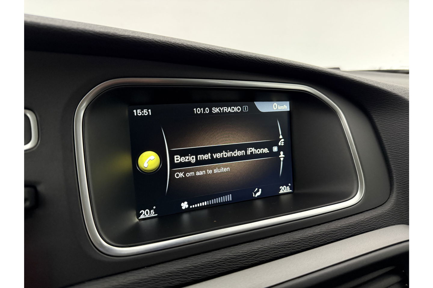 Volvo V40 1.6 T4 Cross Country 180PK Airco Cruise Navigatie Parkeersensoren 16"LMV