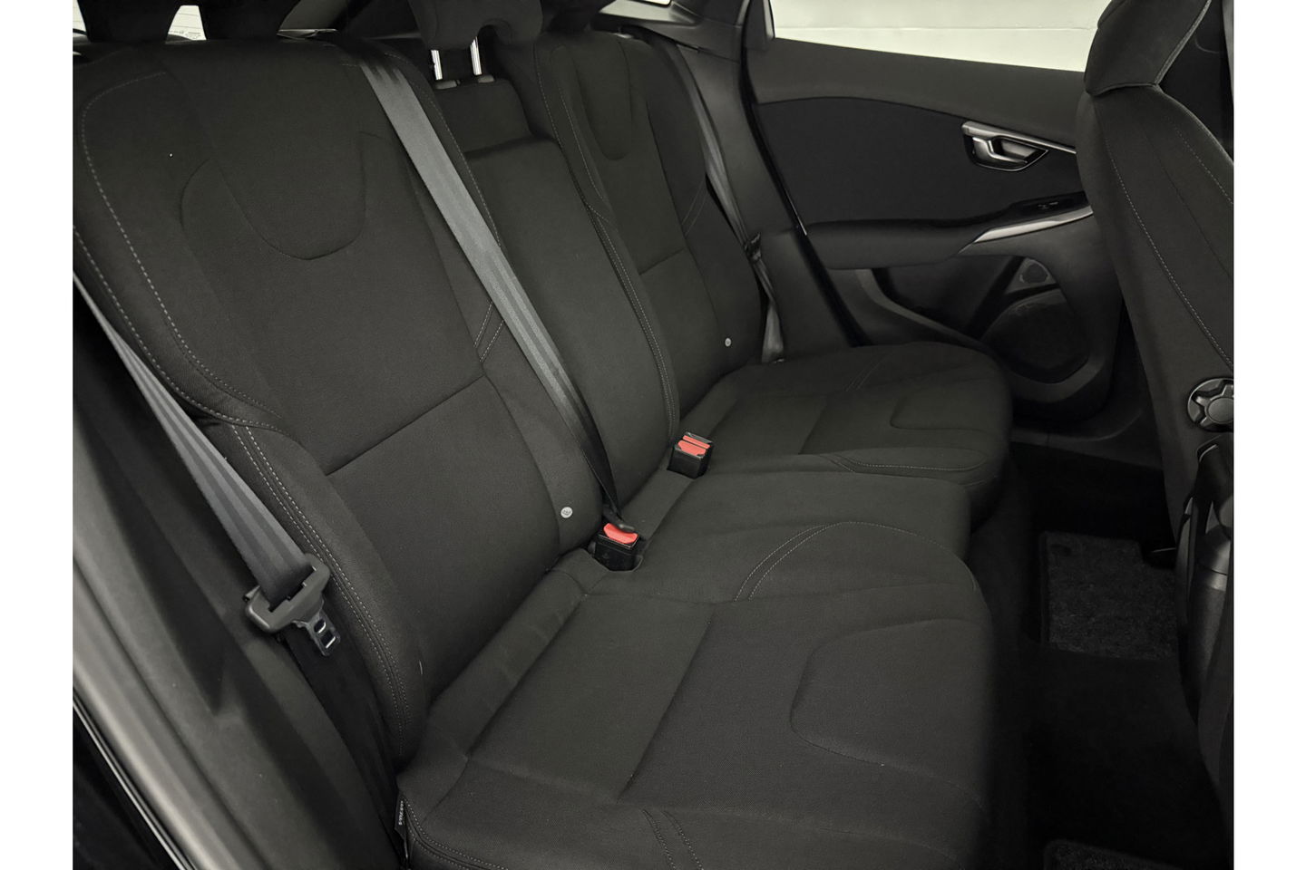 Volvo V40 1.6 T4 Cross Country 180PK Airco Cruise Navigatie Parkeersensoren 16"LMV