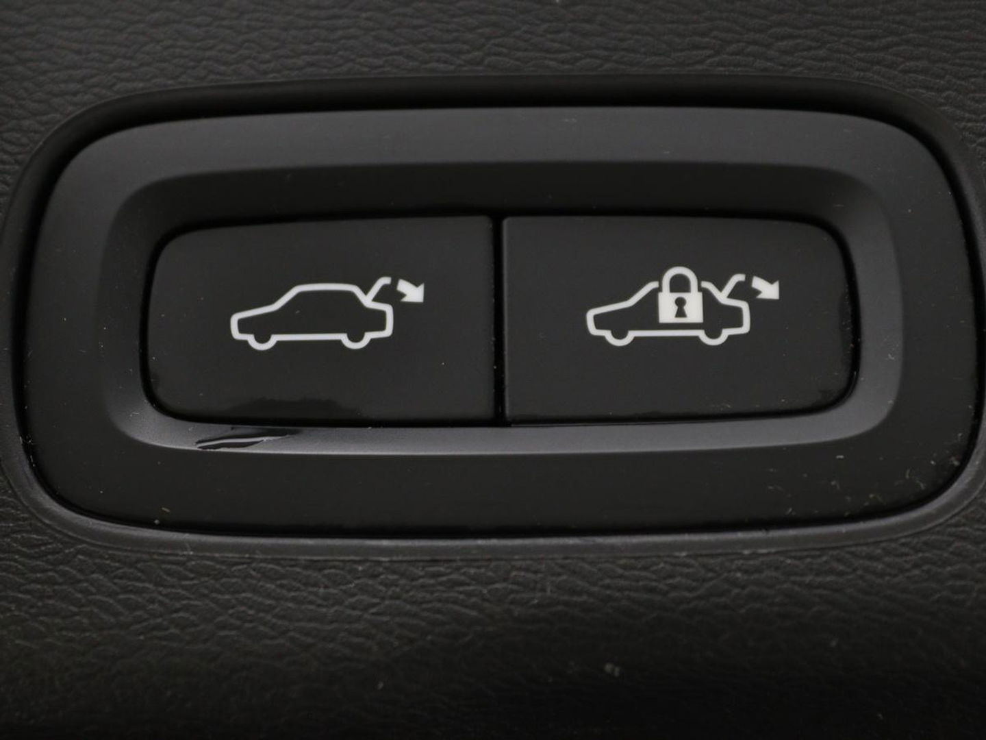 Volvo XC60 2.0 Recharge T6 AWD R Design | Panoramadak | Head-Up | Stoel & stuurverwarming | Camera | Adaptive cruise | Trekhaak | Harman/Kardon | Navigatie | Full LED | 22'' lichtmetalen velgen