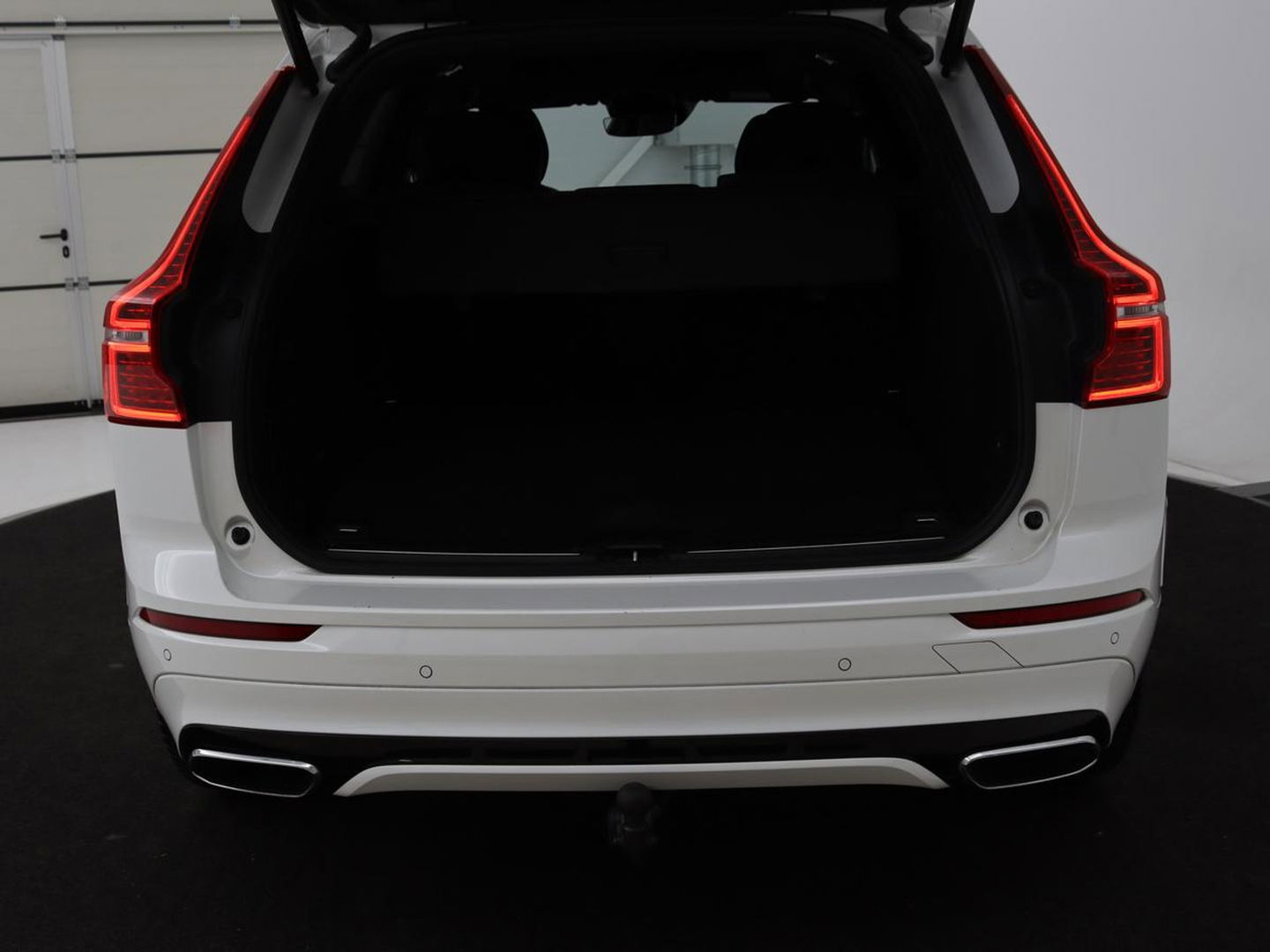 Volvo XC60 2.0 Recharge T6 AWD R Design | Panoramadak | Head-Up | Stoel & stuurverwarming | Camera | Adaptive cruise | Trekhaak | Harman/Kardon | Navigatie | Full LED | 22'' lichtmetalen velgen
