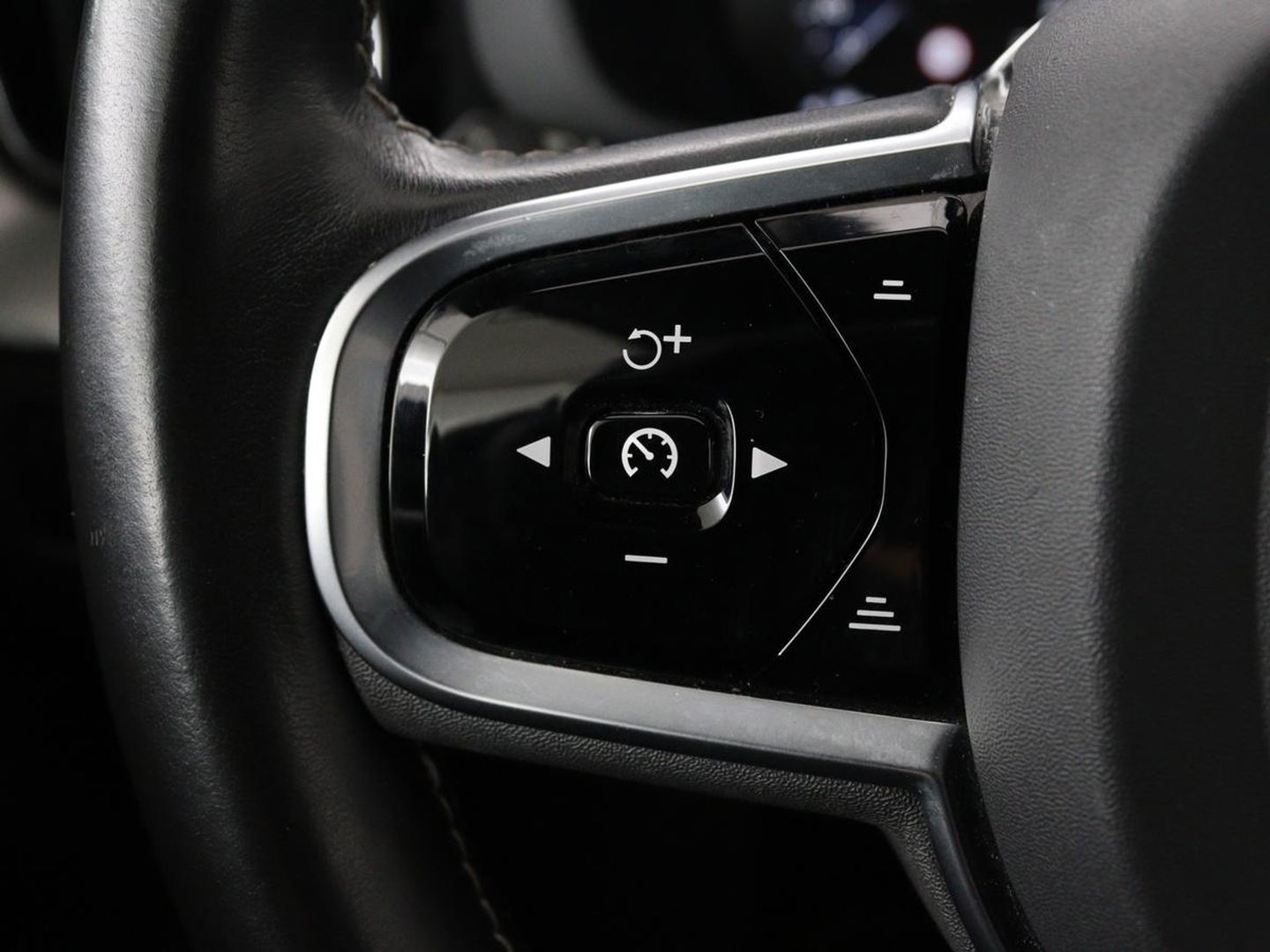 Volvo XC60 2.0 Recharge T6 AWD R Design | Panoramadak | Head-Up | Stoel & stuurverwarming | Camera | Adaptive cruise | Trekhaak | Harman/Kardon | Navigatie | Full LED | 22'' lichtmetalen velgen