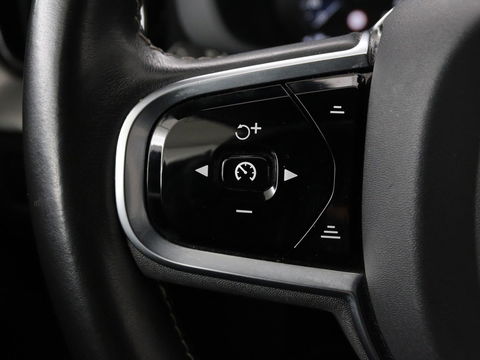 Volvo XC60 2.0 Recharge T6 AWD R Design | Panoramadak | Head-Up | Stoel & stuurverwarming | Camera | Adaptive cruise | Trekhaak | Harman/Kardon | Navigatie | Full LED | 22'' lichtmetalen velgen