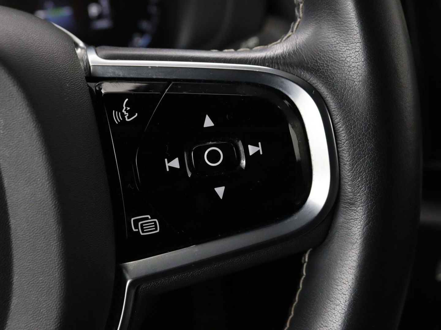 Volvo XC60 2.0 Recharge T6 AWD R Design | Panoramadak | Head-Up | Stoel & stuurverwarming | Camera | Adaptive cruise | Trekhaak | Harman/Kardon | Navigatie | Full LED | 22'' lichtmetalen velgen