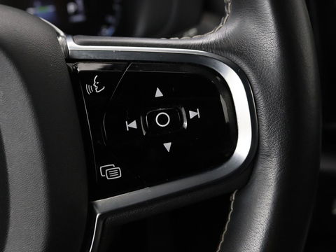 Volvo XC60 2.0 Recharge T6 AWD R Design | Panoramadak | Head-Up | Stoel & stuurverwarming | Camera | Adaptive cruise | Trekhaak | Harman/Kardon | Navigatie | Full LED | 22'' lichtmetalen velgen