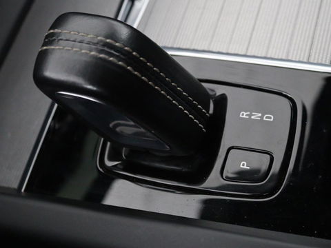 Volvo XC60 2.0 Recharge T6 AWD R Design | Panoramadak | Head-Up | Stoel & stuurverwarming | Camera | Adaptive cruise | Trekhaak | Harman/Kardon | Navigatie | Full LED | 22'' lichtmetalen velgen
