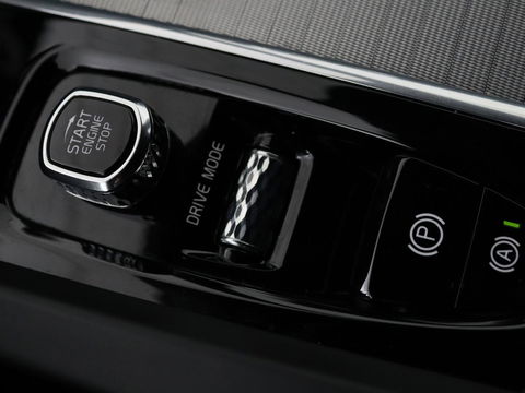 Volvo XC60 2.0 Recharge T6 AWD R Design | Panoramadak | Head-Up | Stoel & stuurverwarming | Camera | Adaptive cruise | Trekhaak | Harman/Kardon | Navigatie | Full LED | 22'' lichtmetalen velgen