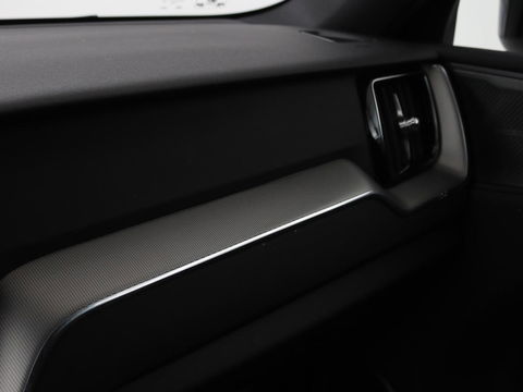 Volvo XC60 2.0 Recharge T6 AWD R Design | Panoramadak | Head-Up | Stoel & stuurverwarming | Camera | Adaptive cruise | Trekhaak | Harman/Kardon | Navigatie | Full LED | 22'' lichtmetalen velgen