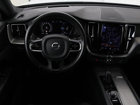 Volvo XC60 2.0 Recharge T6 AWD R Design | Panoramadak | Head-Up | Stoel & stuurverwarming | Camera | Adaptive cruise | Trekhaak | Harman/Kardon | Navigatie | Full LED | 22'' lichtmetalen velgen
