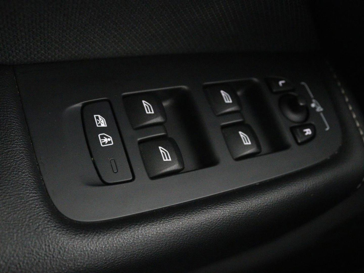 Volvo XC60 2.0 Recharge T6 AWD R Design | Panoramadak | Head-Up | Stoel & stuurverwarming | Camera | Adaptive cruise | Trekhaak | Harman/Kardon | Navigatie | Full LED | 22'' lichtmetalen velgen