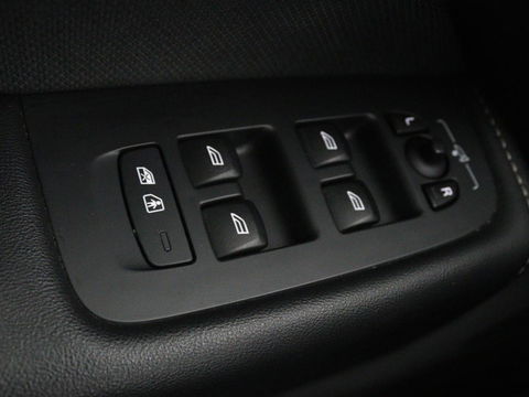 Volvo XC60 2.0 Recharge T6 AWD R Design | Panoramadak | Head-Up | Stoel & stuurverwarming | Camera | Adaptive cruise | Trekhaak | Harman/Kardon | Navigatie | Full LED | 22'' lichtmetalen velgen