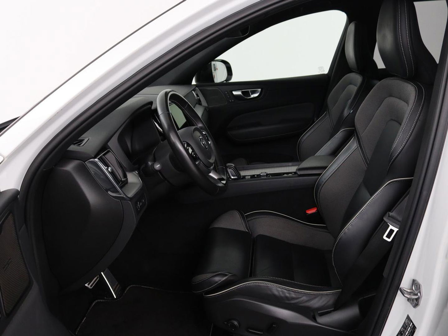 Volvo XC60 2.0 Recharge T6 AWD R Design | Panoramadak | Head-Up | Stoel & stuurverwarming | Camera | Adaptive cruise | Trekhaak | Harman/Kardon | Navigatie | Full LED | 22'' lichtmetalen velgen