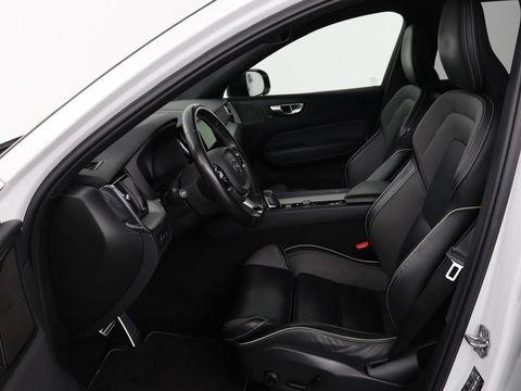 Volvo XC60 2.0 Recharge T6 AWD R Design | Panoramadak | Head-Up | Stoel & stuurverwarming | Camera | Adaptive cruise | Trekhaak | Harman/Kardon | Navigatie | Full LED | 22'' lichtmetalen velgen
