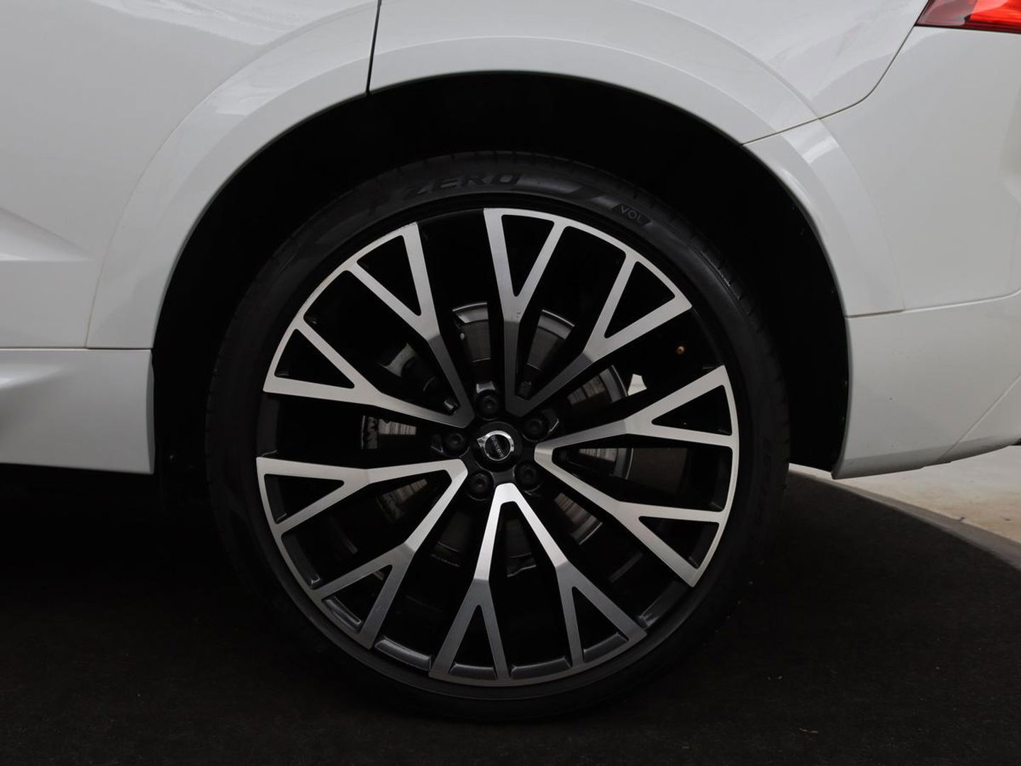 Volvo XC60 2.0 Recharge T6 AWD R Design | Panoramadak | Head-Up | Stoel & stuurverwarming | Camera | Adaptive cruise | Trekhaak | Harman/Kardon | Navigatie | Full LED | 22'' lichtmetalen velgen
