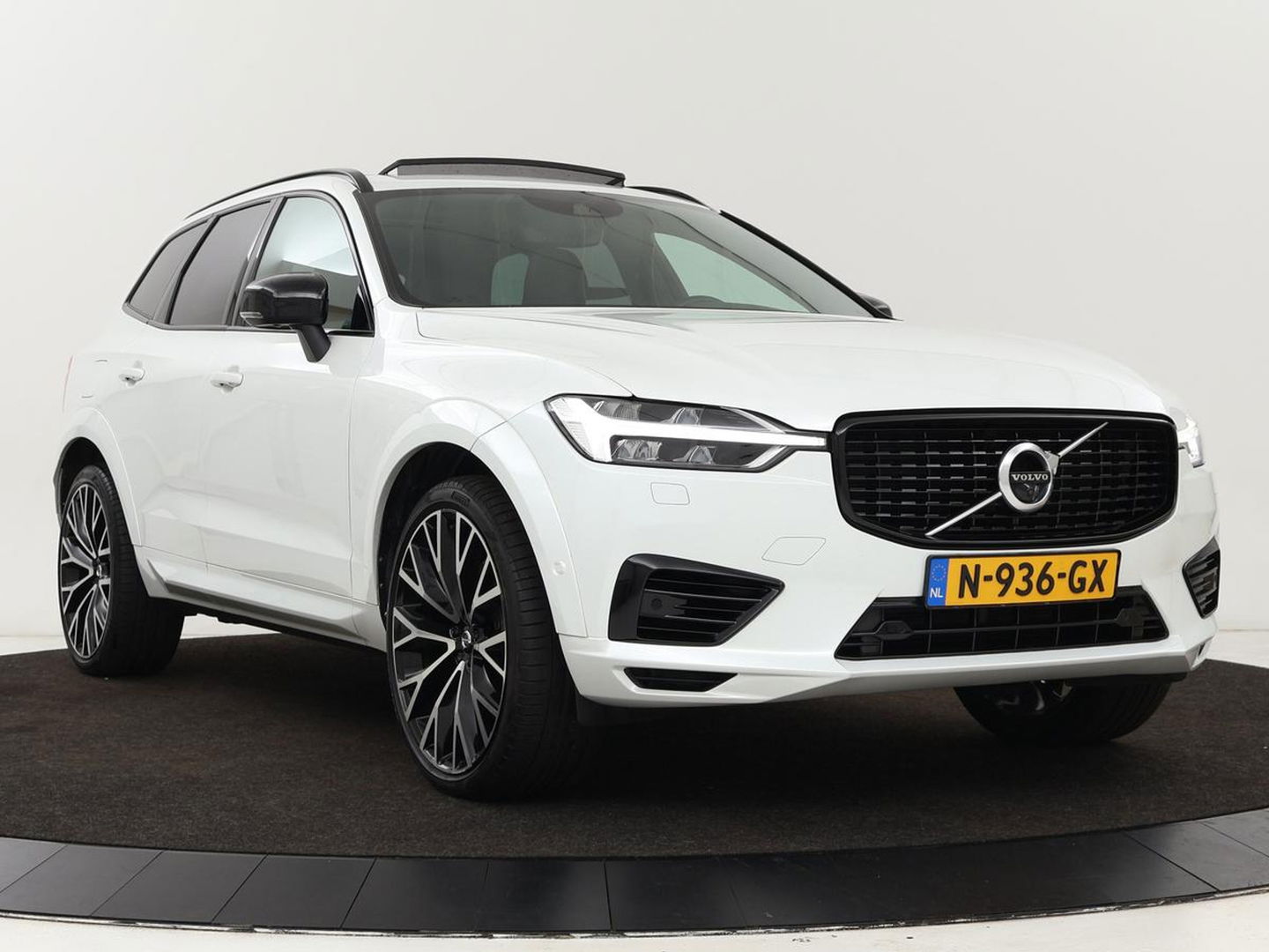 Volvo XC60 2.0 Recharge T6 AWD R Design | Panoramadak | Head-Up | Stoel & stuurverwarming | Camera | Adaptive cruise | Trekhaak | Harman/Kardon | Navigatie | Full LED | 22'' lichtmetalen velgen