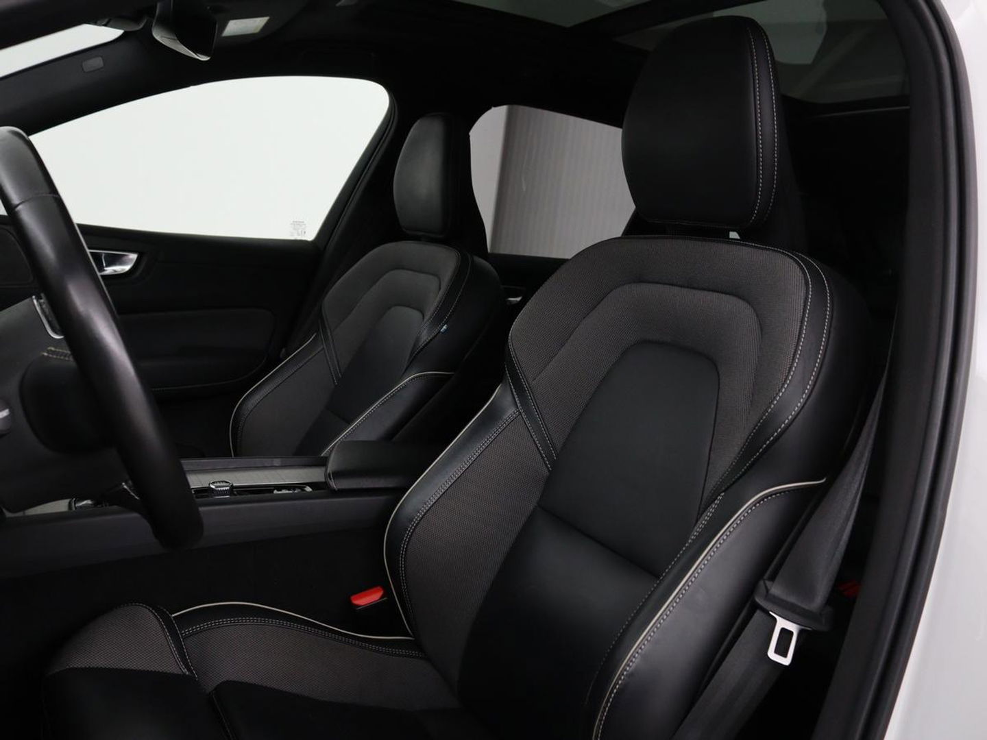 Volvo XC60 2.0 Recharge T6 AWD R Design | Panoramadak | Head-Up | Stoel & stuurverwarming | Camera | Adaptive cruise | Trekhaak | Harman/Kardon | Navigatie | Full LED | 22'' lichtmetalen velgen