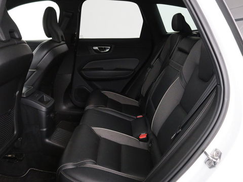 Volvo XC60 2.0 Recharge T6 AWD R Design | Panoramadak | Head-Up | Stoel & stuurverwarming | Camera | Adaptive cruise | Trekhaak | Harman/Kardon | Navigatie | Full LED | 22'' lichtmetalen velgen