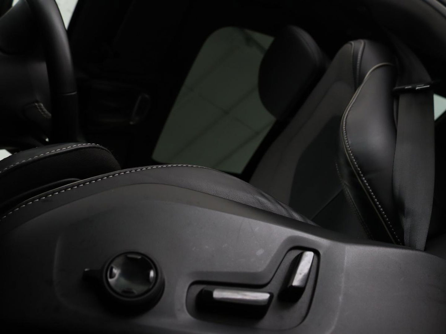 Volvo XC60 2.0 Recharge T6 AWD R Design | Panoramadak | Head-Up | Stoel & stuurverwarming | Camera | Adaptive cruise | Trekhaak | Harman/Kardon | Navigatie | Full LED | 22'' lichtmetalen velgen