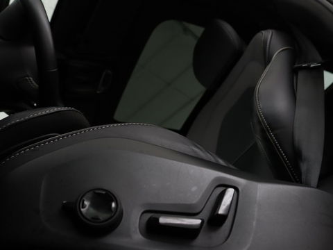 Volvo XC60 2.0 Recharge T6 AWD R Design | Panoramadak | Head-Up | Stoel & stuurverwarming | Camera | Adaptive cruise | Trekhaak | Harman/Kardon | Navigatie | Full LED | 22'' lichtmetalen velgen