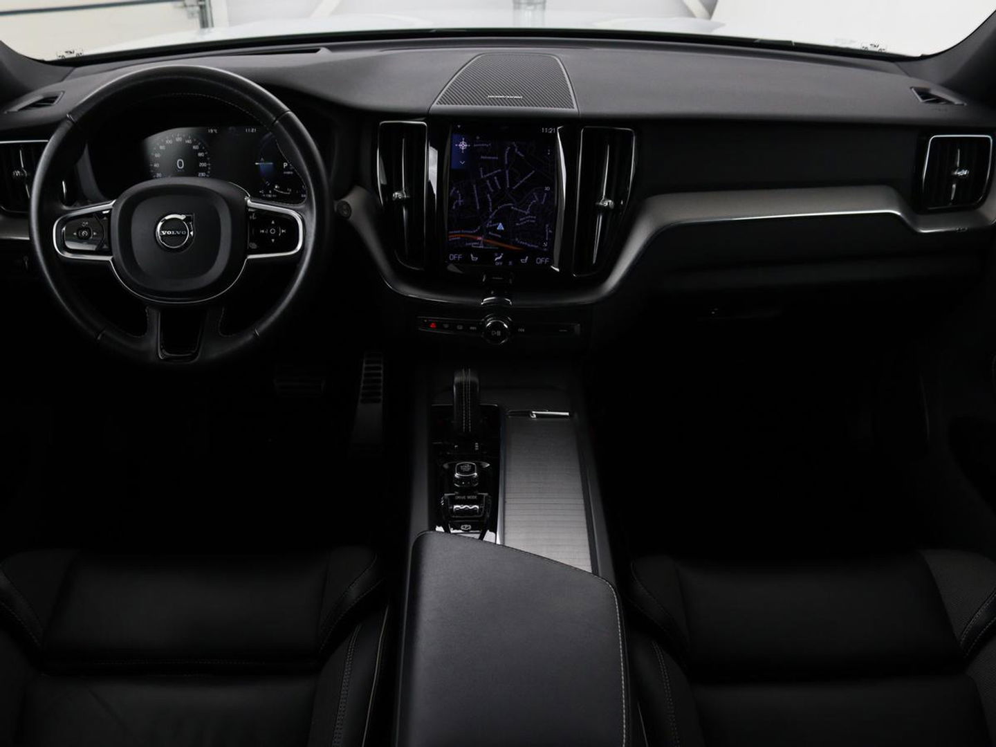 Volvo XC60 2.0 Recharge T6 AWD R Design | Panoramadak | Head-Up | Stoel & stuurverwarming | Camera | Adaptive cruise | Trekhaak | Harman/Kardon | Navigatie | Full LED | 22'' lichtmetalen velgen