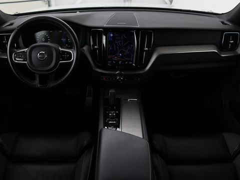Volvo XC60 2.0 Recharge T6 AWD R Design | Panoramadak | Head-Up | Stoel & stuurverwarming | Camera | Adaptive cruise | Trekhaak | Harman/Kardon | Navigatie | Full LED | 22'' lichtmetalen velgen