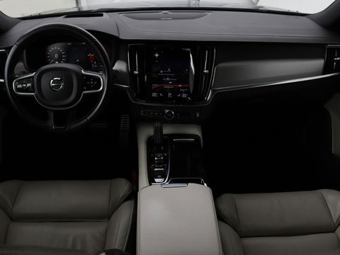 Volvo V90 2.0 T8 AWD R-Design | Panoramadak | Head-Up | Trekhaak | Stoel & stuurverwarming | Leder | 360 camera | Luchtvering | Harman/Kardon | Adaptive cruise | Achterbankverwarming