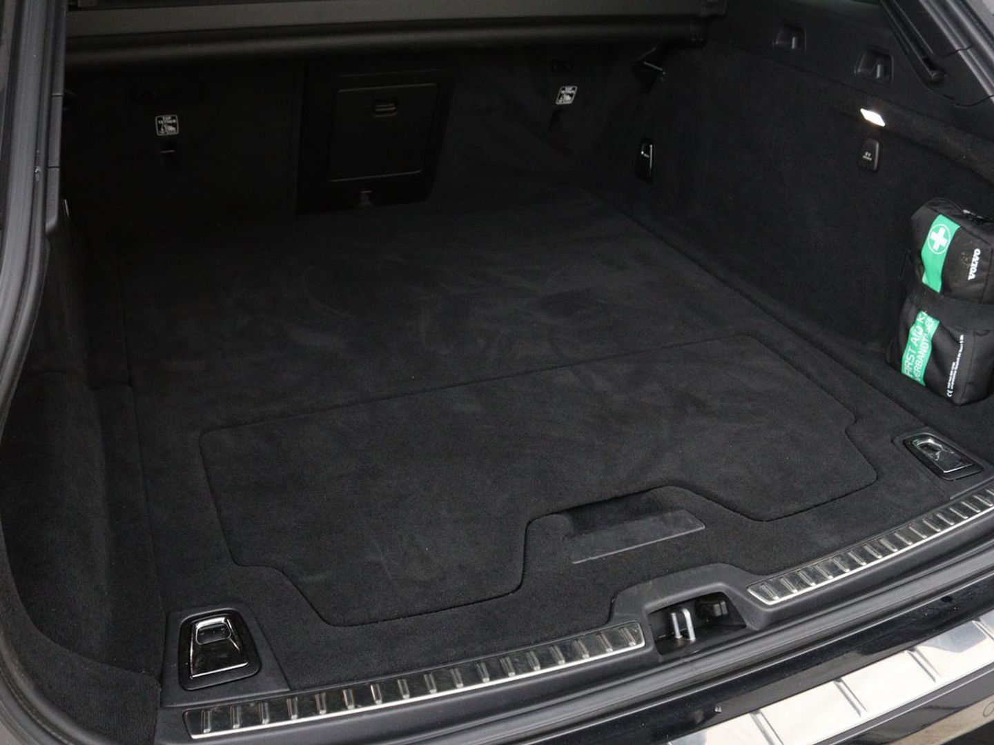 Volvo V90 2.0 T8 AWD R-Design | Panoramadak | Head-Up | Trekhaak | Stoel & stuurverwarming | Leder | 360 camera | Luchtvering | Harman/Kardon | Adaptive cruise | Achterbankverwarming