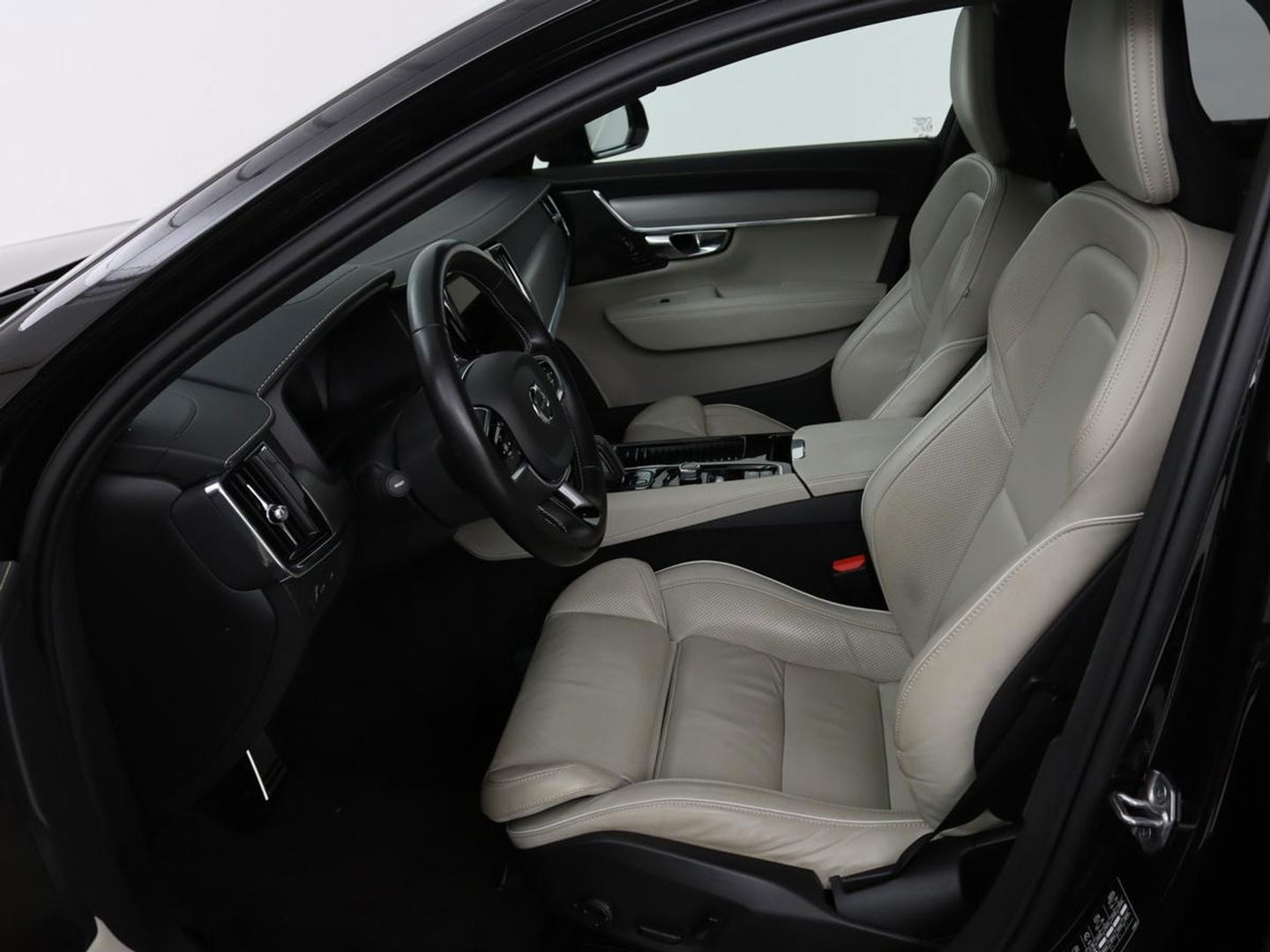 Volvo V90 2.0 T8 AWD R-Design | Panoramadak | Head-Up | Trekhaak | Stoel & stuurverwarming | Leder | 360 camera | Luchtvering | Harman/Kardon | Adaptive cruise | Achterbankverwarming