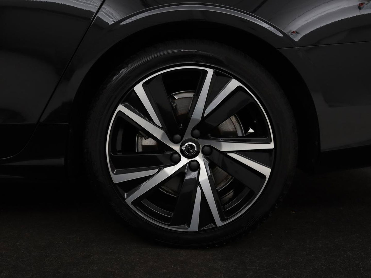 Volvo V90 2.0 T8 AWD R-Design | Panoramadak | Head-Up | Trekhaak | Stoel & stuurverwarming | Leder | 360 camera | Luchtvering | Harman/Kardon | Adaptive cruise | Achterbankverwarming