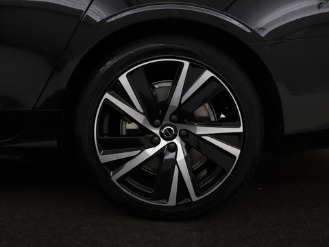 Volvo V90 2.0 T8 AWD R-Design | Panoramadak | Head-Up | Trekhaak | Stoel & stuurverwarming | Leder | 360 camera | Luchtvering | Harman/Kardon | Adaptive cruise | Achterbankverwarming