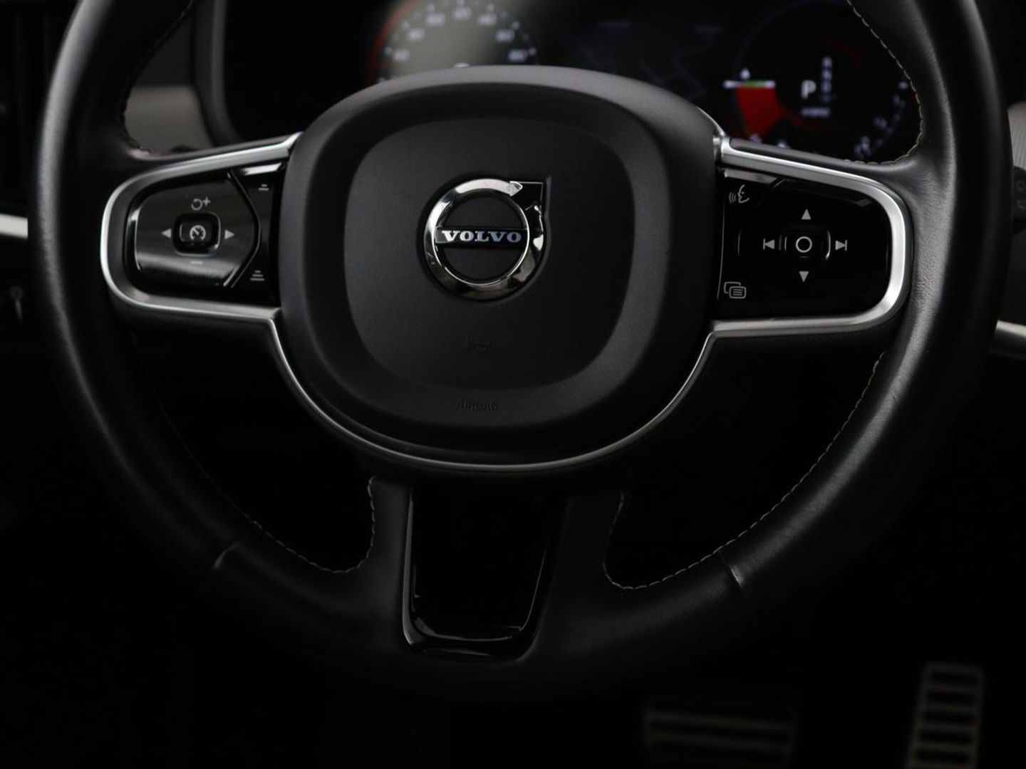 Volvo V90 2.0 T8 AWD R-Design | Panoramadak | Head-Up | Trekhaak | Stoel & stuurverwarming | Leder | 360 camera | Luchtvering | Harman/Kardon | Adaptive cruise | Achterbankverwarming