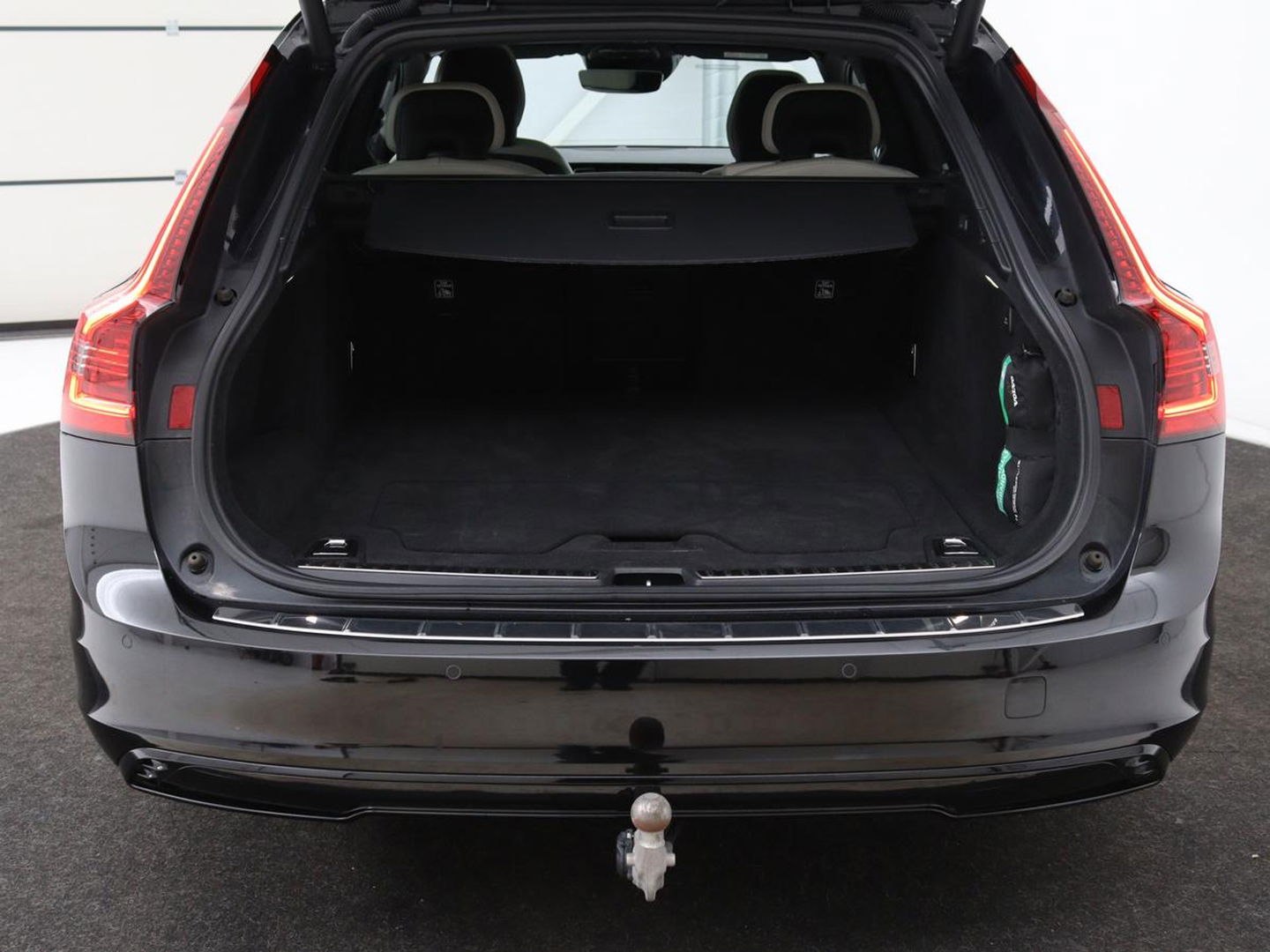 Volvo V90 2.0 T8 AWD R-Design | Panoramadak | Head-Up | Trekhaak | Stoel & stuurverwarming | Leder | 360 camera | Luchtvering | Harman/Kardon | Adaptive cruise | Achterbankverwarming