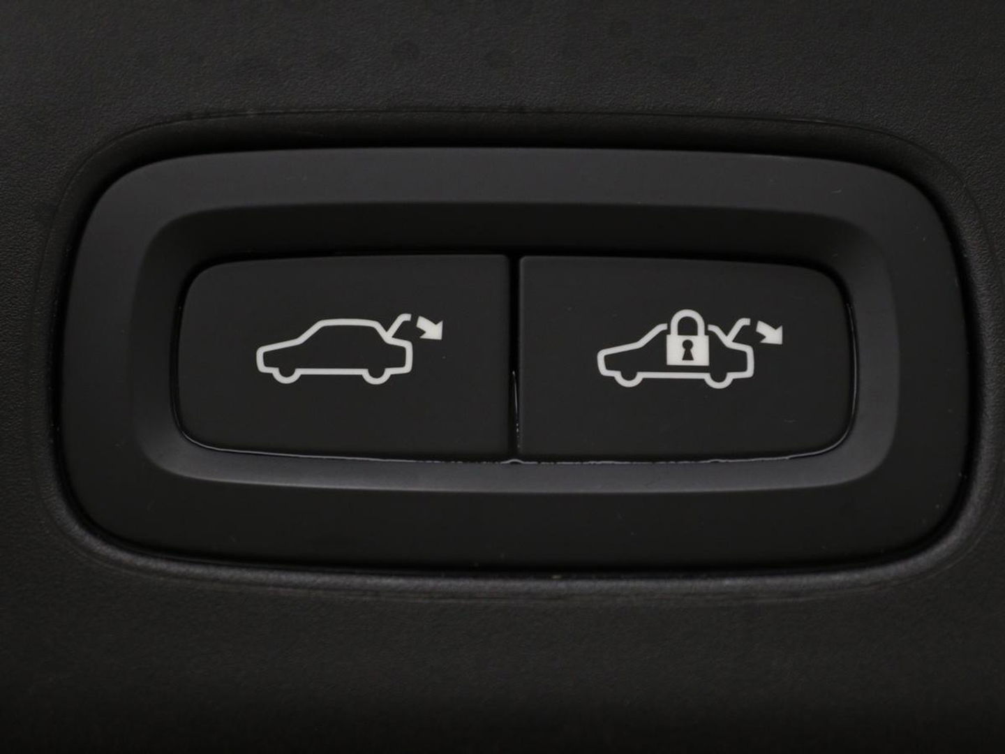 Volvo V90 2.0 T8 AWD R-Design | Panoramadak | Head-Up | Trekhaak | Stoel & stuurverwarming | Leder | 360 camera | Luchtvering | Harman/Kardon | Adaptive cruise | Achterbankverwarming
