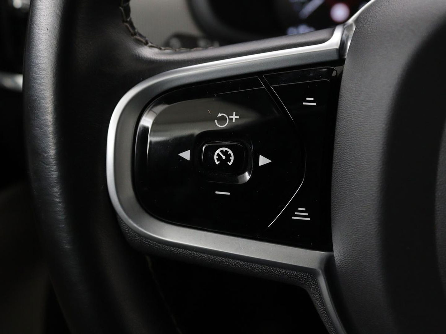 Volvo V90 2.0 T8 AWD R-Design | Panoramadak | Head-Up | Trekhaak | Stoel & stuurverwarming | Leder | 360 camera | Luchtvering | Harman/Kardon | Adaptive cruise | Achterbankverwarming