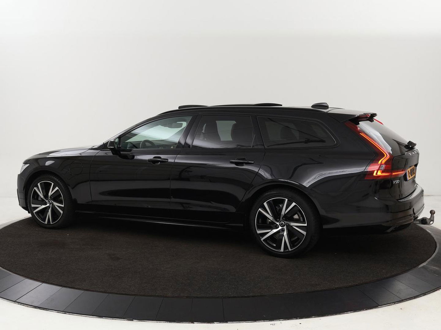 Volvo V90 2.0 T8 AWD R-Design | Panoramadak | Head-Up | Trekhaak | Stoel & stuurverwarming | Leder | 360 camera | Luchtvering | Harman/Kardon | Adaptive cruise | Achterbankverwarming