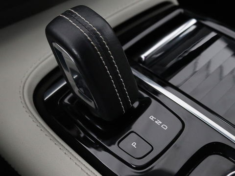 Volvo V90 2.0 T8 AWD R-Design | Panoramadak | Head-Up | Trekhaak | Stoel & stuurverwarming | Leder | 360 camera | Luchtvering | Harman/Kardon | Adaptive cruise | Achterbankverwarming
