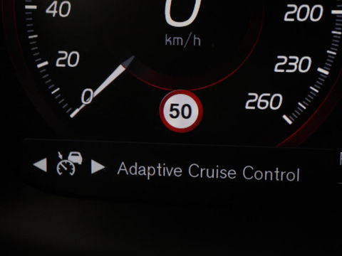 Volvo V90 2.0 T8 AWD R-Design | Panoramadak | Head-Up | Trekhaak | Stoel & stuurverwarming | Leder | 360 camera | Luchtvering | Harman/Kardon | Adaptive cruise | Achterbankverwarming