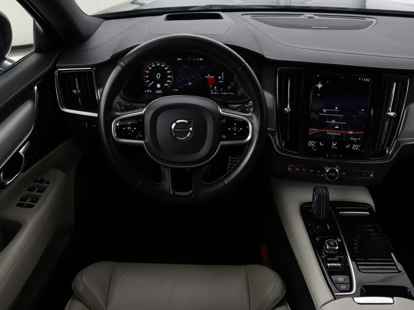 Volvo V90 2.0 T8 AWD R-Design | Panoramadak | Head-Up | Trekhaak | Stoel & stuurverwarming | Leder | 360 camera | Luchtvering | Harman/Kardon | Adaptive cruise | Achterbankverwarming