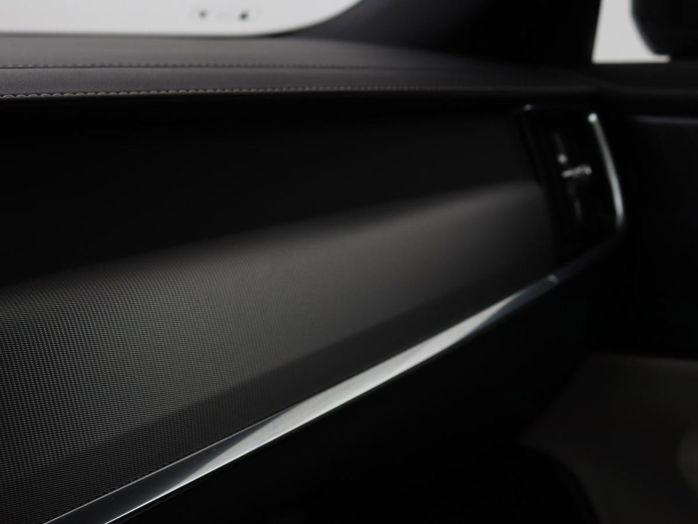 Volvo V90 2.0 T8 AWD R-Design | Panoramadak | Head-Up | Trekhaak | Stoel & stuurverwarming | Leder | 360 camera | Luchtvering | Harman/Kardon | Adaptive cruise | Achterbankverwarming