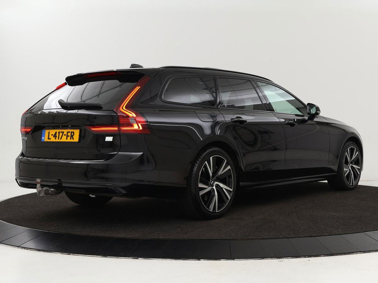Volvo V90 2.0 T8 AWD R-Design | Panoramadak | Head-Up | Trekhaak | Stoel & stuurverwarming | Leder | 360 camera | Luchtvering | Harman/Kardon | Adaptive cruise | Achterbankverwarming