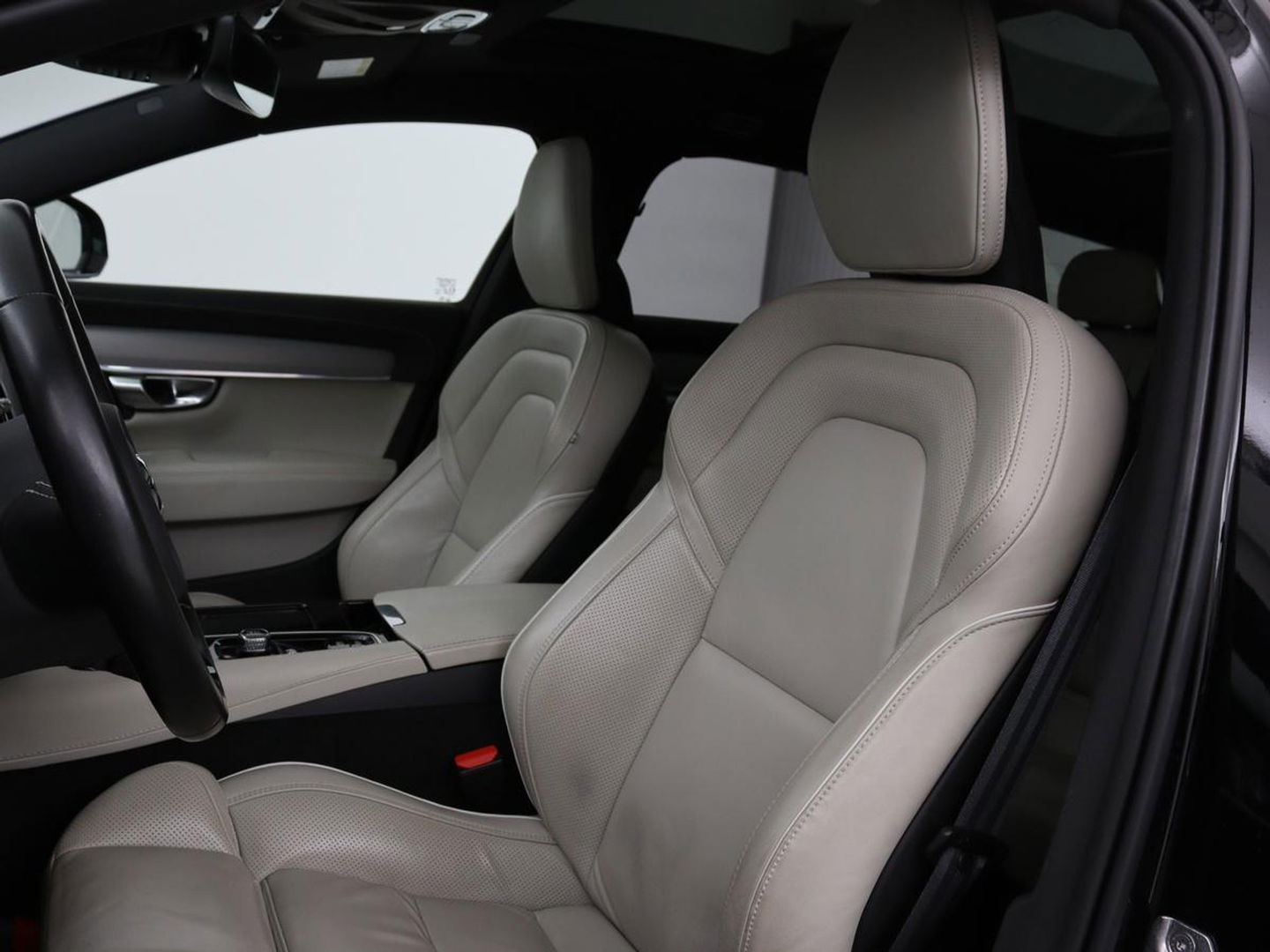 Volvo V90 2.0 T8 AWD R-Design | Panoramadak | Head-Up | Trekhaak | Stoel & stuurverwarming | Leder | 360 camera | Luchtvering | Harman/Kardon | Adaptive cruise | Achterbankverwarming