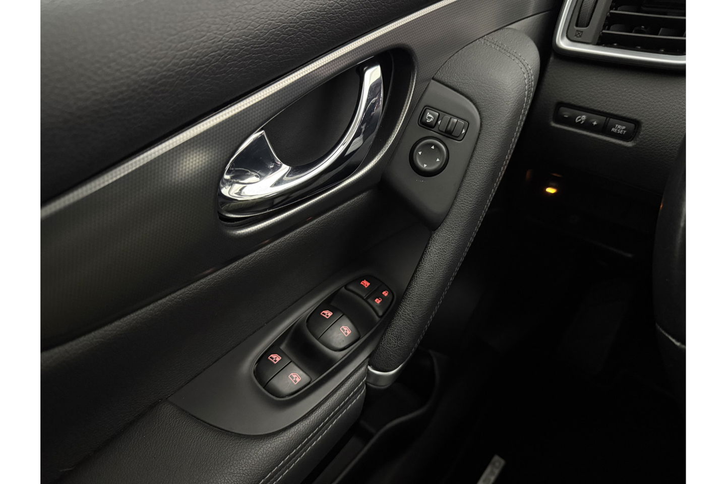 Nissan QASHQAI 1.2 Business Edition 360Camera Pano LED Clima Cruise Trekhaak PDC 17"LMV Navi Stoelverwarming